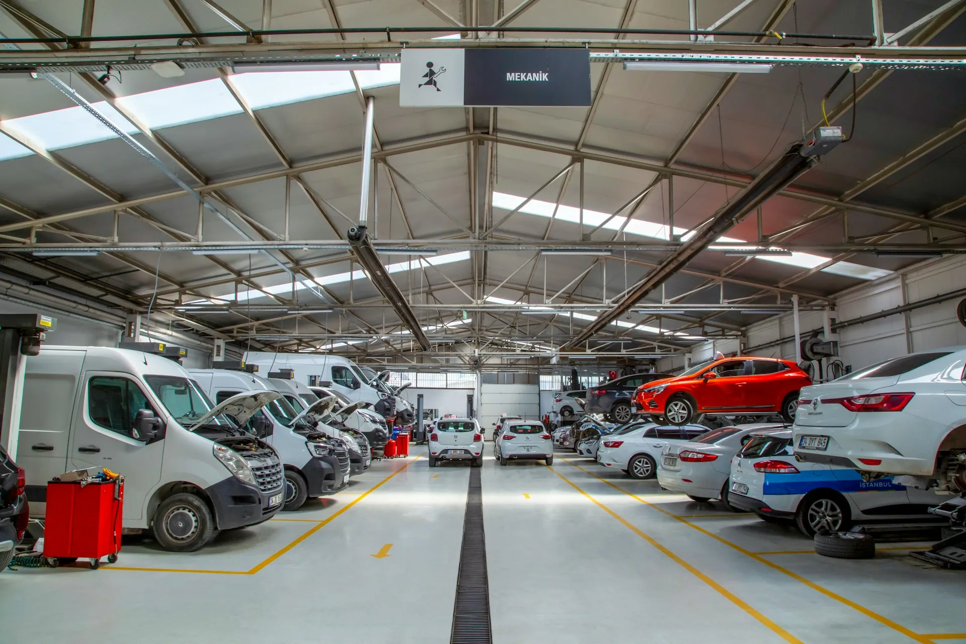 Officina con furgoni e veicoli commerciali in manutenzione