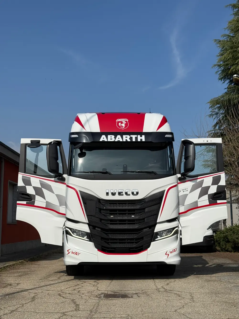 Motrice Iveco S-Way in livrea Boero Trucks nel piazzale di Trofarello