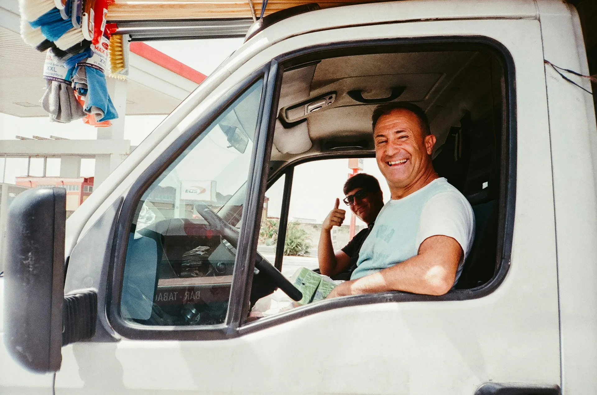 Clienti sorridenti a bordo del furgone appena ritirato