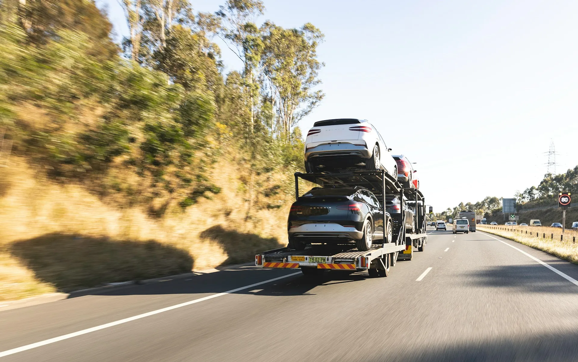 Bisarca che trasporta veicoli in autostrada