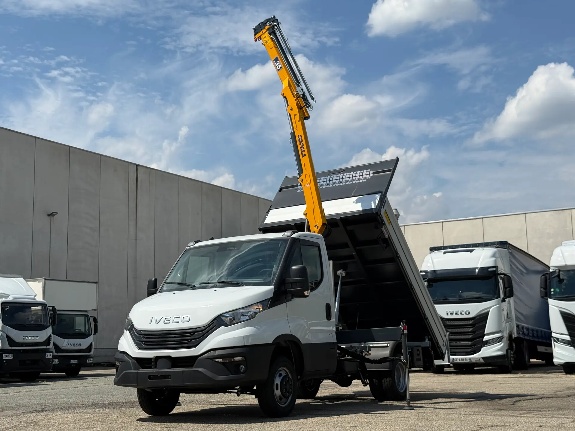 Iveco Daily allestito con gru sollevata e cassone ribaltabile
